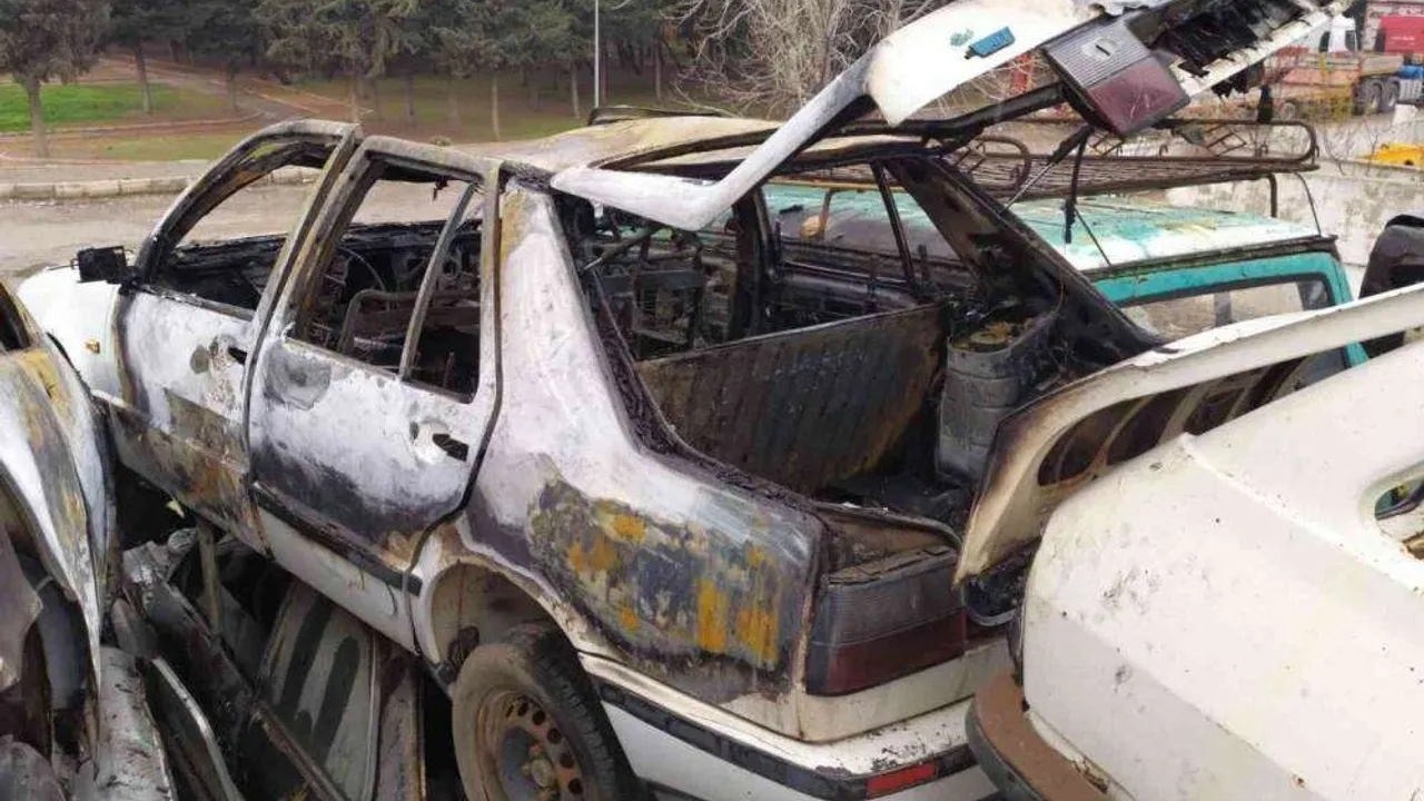 Yanan otomobilin bagajında ceset bulundu