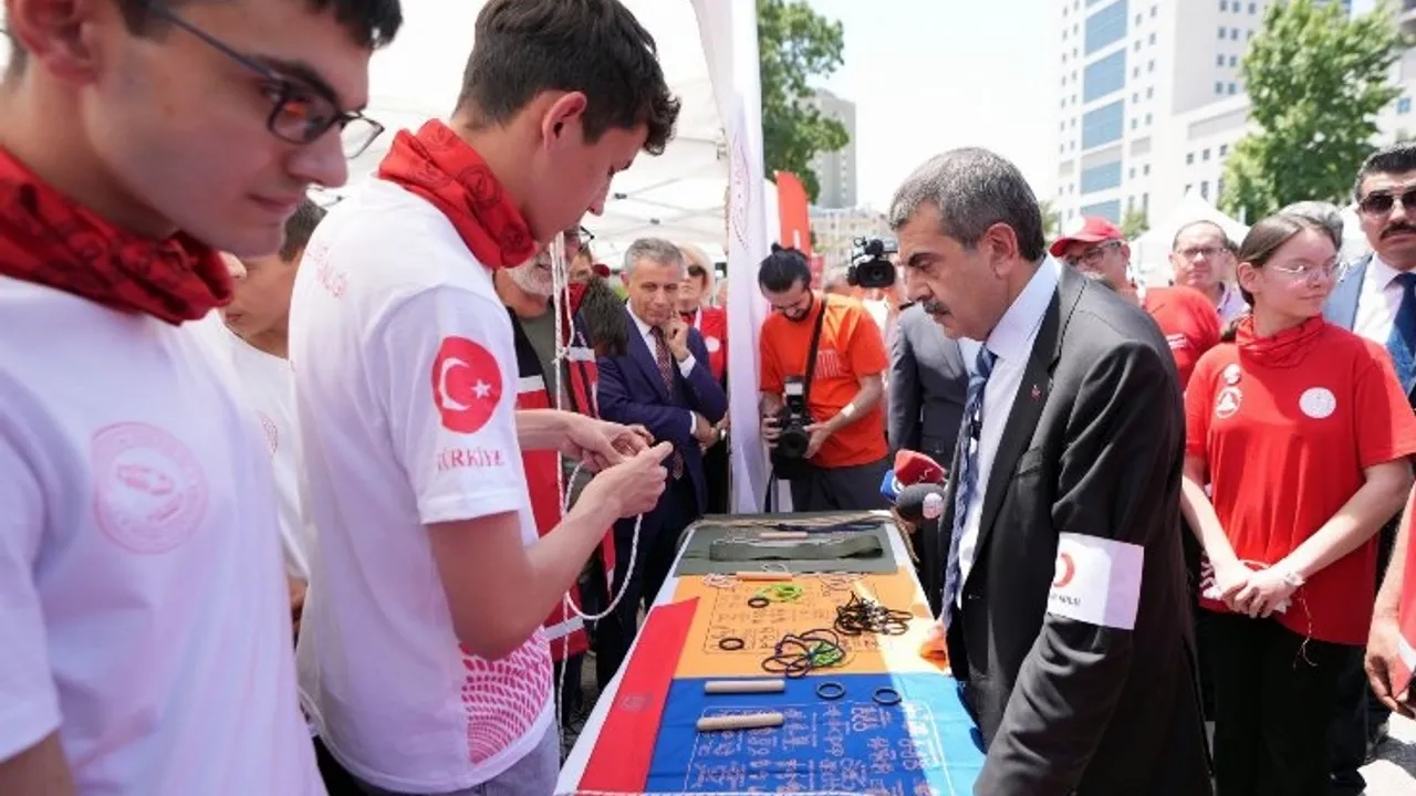 Bakan Tekin Birlikte İyiliği Resmetti!