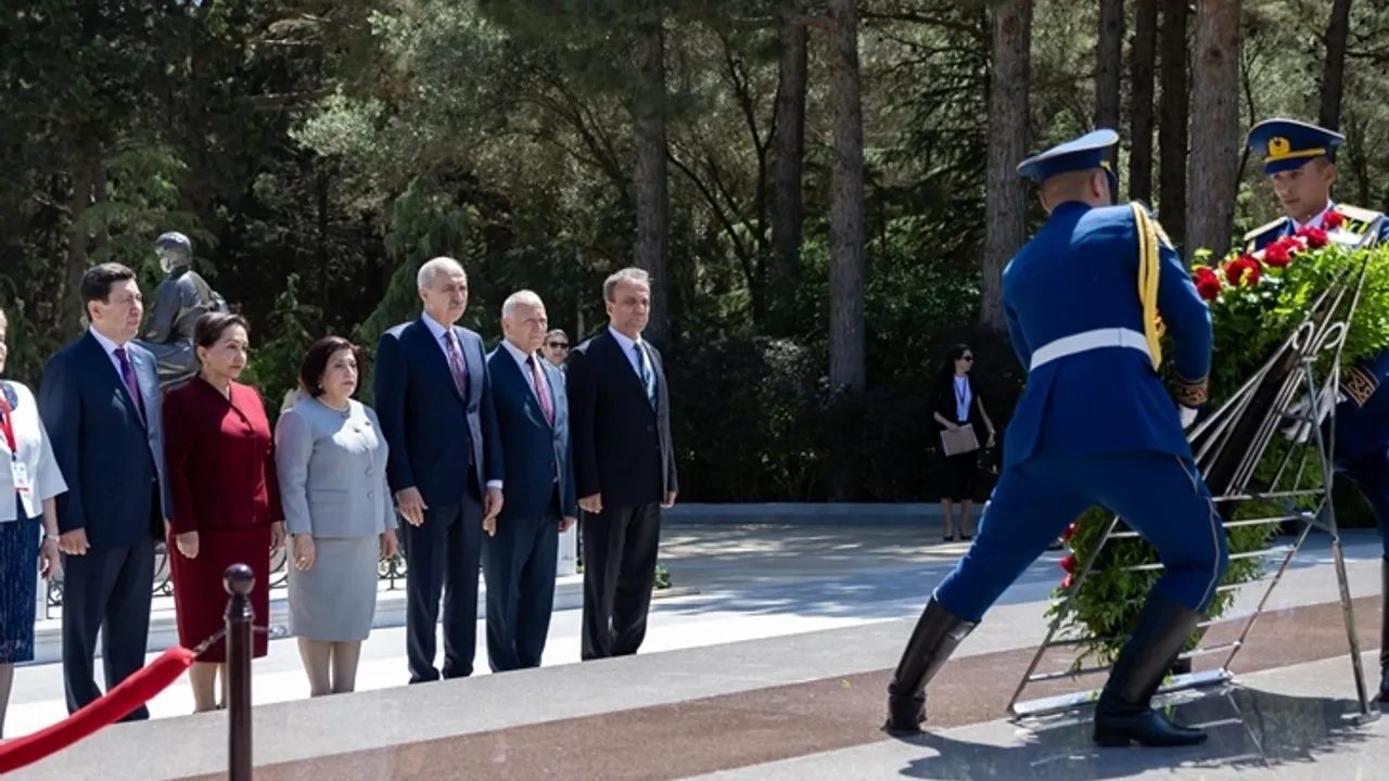 TBMM Başkanı Kurtulmuş'tan Bakü'de Şehitlik Ziyareti