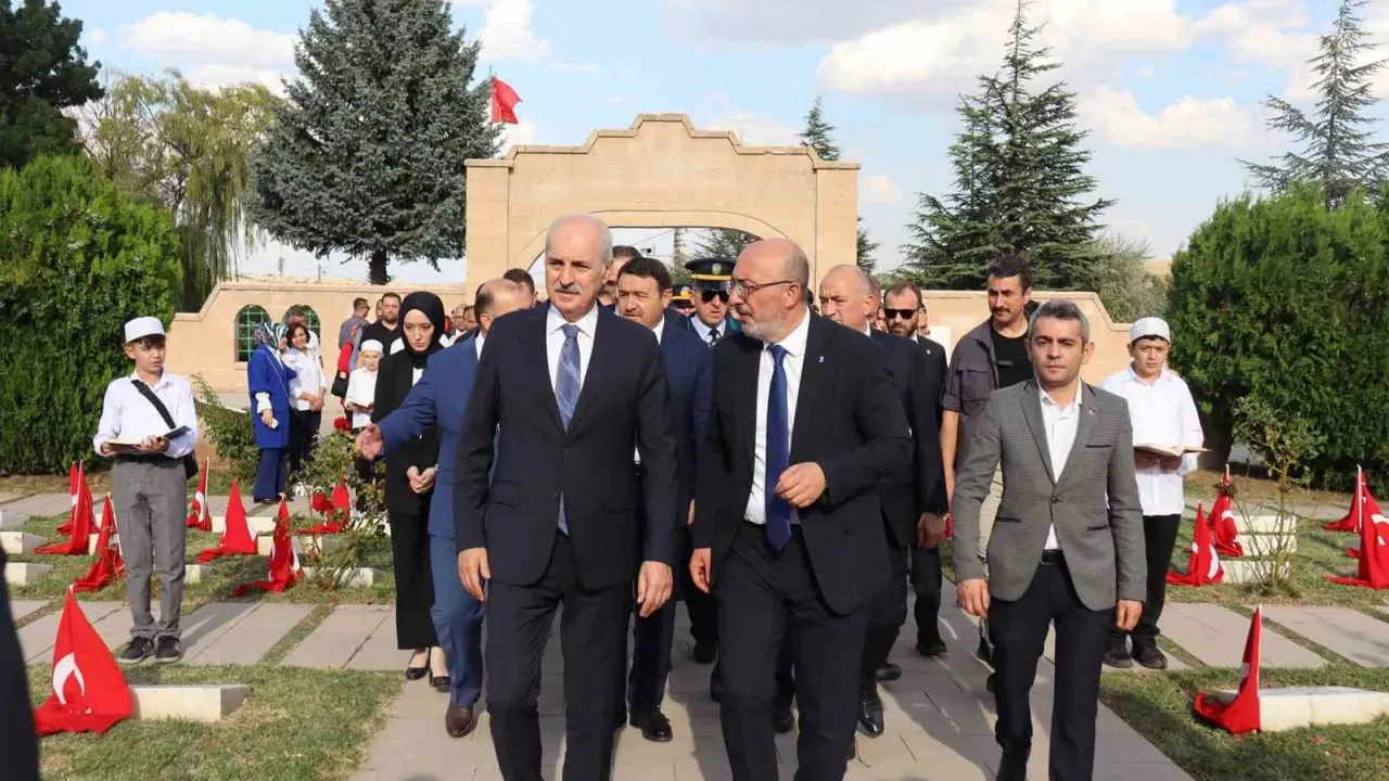 TBMM Başkanı Kurtulmuş, Dumlupınar Şehitliği’ni Ziyaret Etti