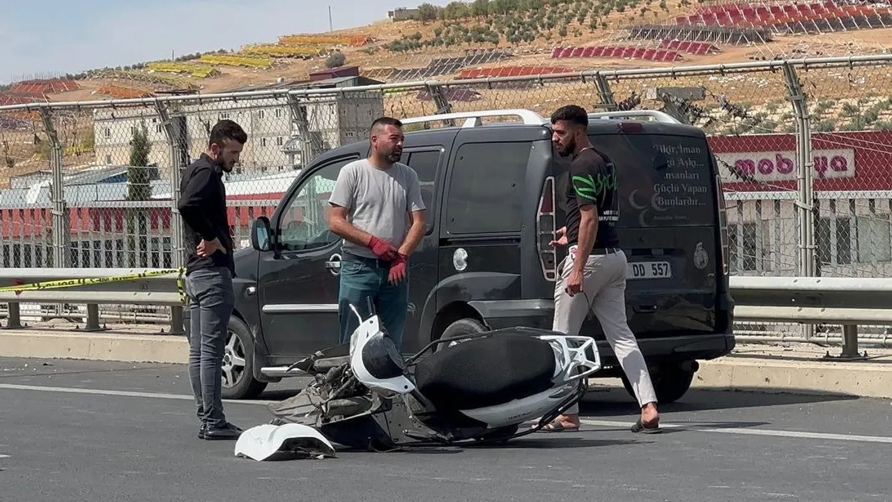 Bariyerlere Çarparak Savrulan Motosikletli Hayatını Kaybetti