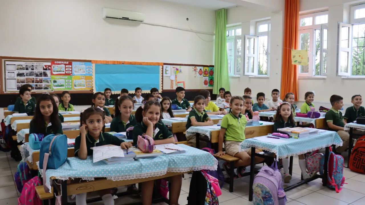 Deprem Bölgesindeki Okullarda İlk Ders Zili Çaldı