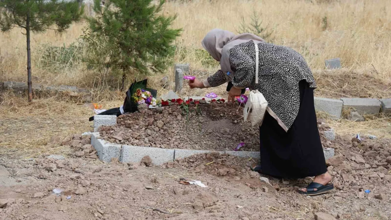 Narin Gözyaşları İçinde Defnedildi