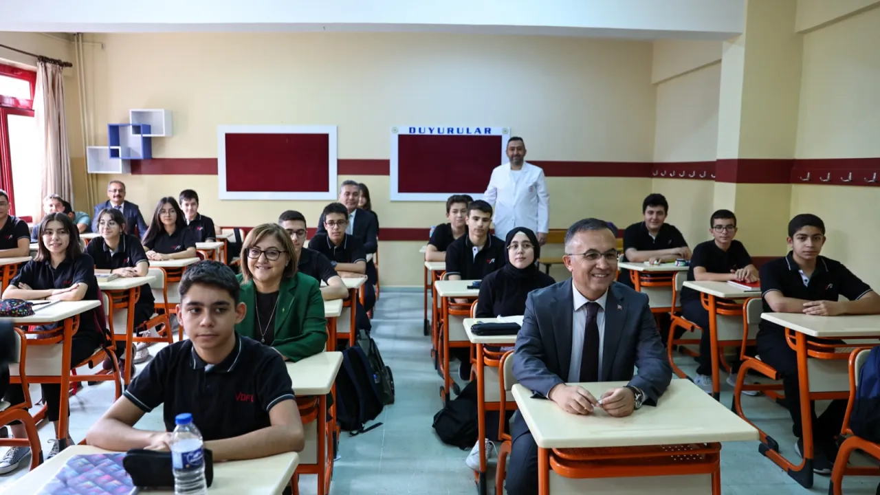 Okulun İlk Günü Öğretmen Ve Öğrencilere İndirim Müjdesi