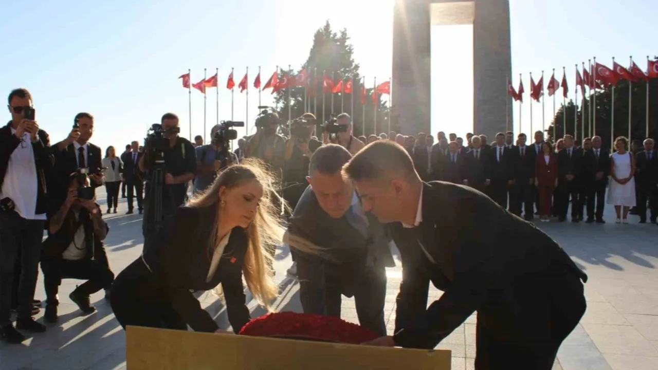 CHP Genel Başkanı Özel, Şehitler Abidesinde Atatürk Anıtına Çelenk Bıraktı