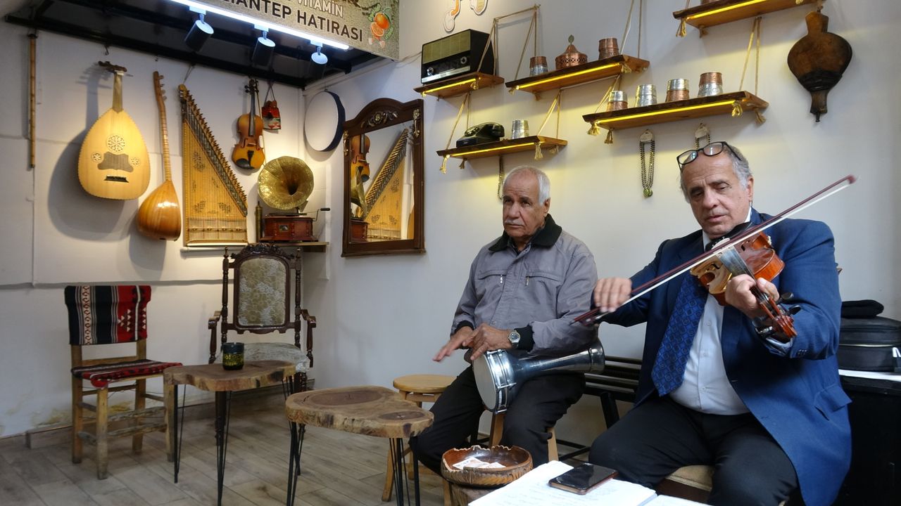 Gaziantepli esnaftan müşterilerine müzikli karşılama
