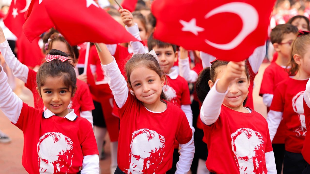 Atatürk’ün çocukları Cumhuriyet yürüyüşünde