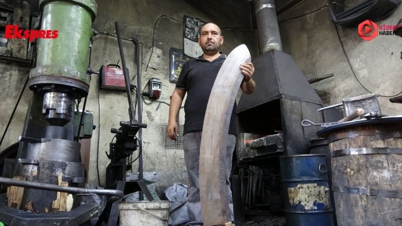 Gaziantep’te insan boyu satır ilgi odağı