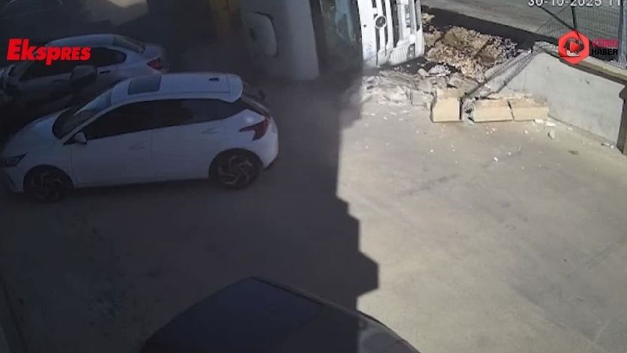 Gaziantep'te park halindeki tır fabrika duvarına devrildi