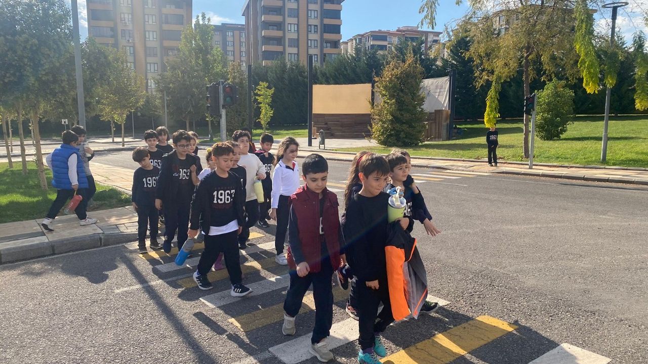 GKV’li öğrencileriden trafikte örnek davranış!