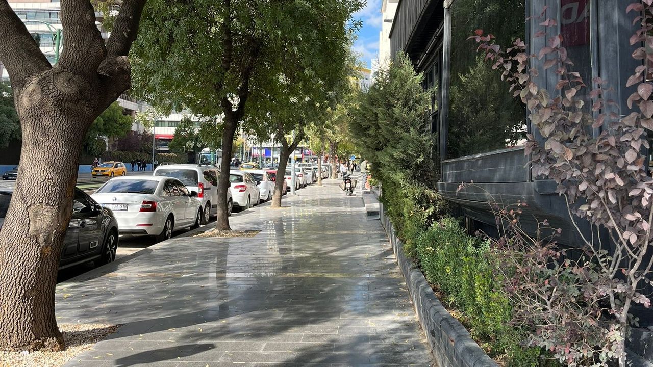 Kaldırımlar yenilenirken, engelliler unutuldu