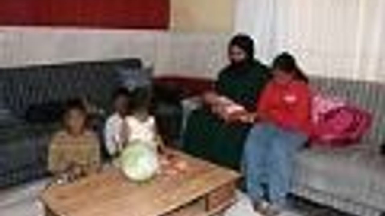 Dolandırıcılıkla Sokakta Kalan Aileye Bakan'dan Destek