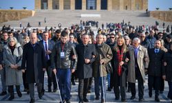 CHP Lideri Özel, engellilerle birlikte Anıtkabir'i ziyaret etti