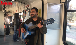 Gaziantep Tramvayında Gitar Çalan Genç, Yolculara Neşeli Anlar Yaşattı