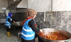 Aşevinde gönüllü kadınlar bin 200 kişiye yemek hazırlıyor