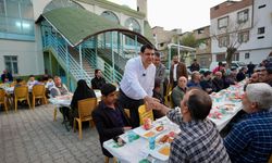 Umut Yılmaz, iftarını mahalle sakinleriyle birlikte açtı