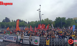 Yağmur altında 1 Mayıs kutlaması