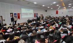 Tahmazoğlu GAÜN'de gençlerle buluştu