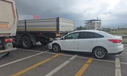Gaziantep’te ışıkta bekleyen tıra otomobil çarptı