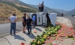 Gaziantep’te karpuz yüklü kamyonet yan yattı