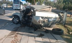Karşı şeride uçup, iki servis aracına çarptı