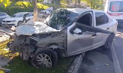 Gaziantep’te kontrolden çıkan otomobil refüje çıktı: 2 yaralı