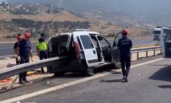 Hafif ticari araç bariyerlere ok gibi saplandı