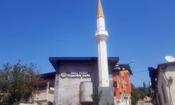 Depremde yıkılan cami ibadete açıldı