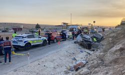Gaziantep'te iki otomobil çarpıştı:3 ölü, 3 kişi yaralı
