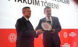 Bakanı Tekin, eğitime katkı sağlayan hayırseverlere plaket takdim etti