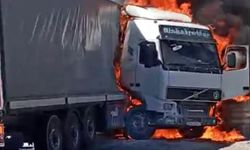 Tır hareket halindeyken alev aldı