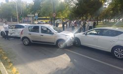 Kan merkezi önünde zincirleme kaza!