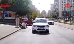 Otomobil ani manevra yaptı: Motosikletli kurye yola savruldu