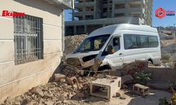 Gaziantep’te feci kaza: Servis eve çarptı, 3 yaralı!