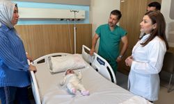 Göğüs kemiği olmadan doğan bebek sağlığına kavuştu