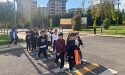 GKV’li öğrencileriden trafikte örnek davranış!