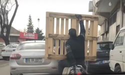 Motosiklette paletle tehlikeli yolculuk