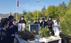 Depremde hayatını kaybeden öğretmen mezarı başında anıldı