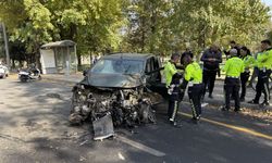 Gaziantep'te feci kaza: Araç aydınlatma direğine çarptı