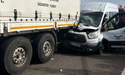 Gaziantep’te feci kaza: Minibüs tıra arkadan çarptı