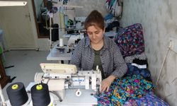 Kızları için makine başına döndü