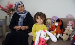 Oyuncak üreterek ailesine destek oluyor