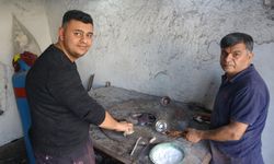 Kalaycılık mesleğini baba oğul ayakta tutuyor