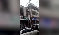 Balkonda mahsur kalan çocuk son anda kurtarıldı