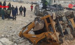 Nizip’te korkutan kaza: Çökme sonrası kontrolden çıkan kepçe devrildi