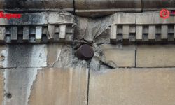 104 yıllık top mermisi duvarda duruyor