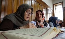 İleri yaşına rağmen Kur'an öğreniyor