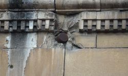 104 yıllık top mermisi duvarda duruyor