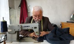 Gaziantep'te 67 yaşındaki terzi ustası, kitaptan vazgeçmiyor