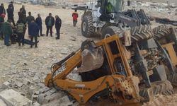 Nizip’te korkutan kaza: Çökme sonrası kontrolden çıkan kepçe devrildi